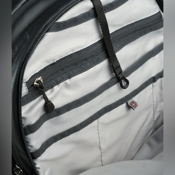 Swiss Tech Unisex Bungee 20 Liter Backpack for School or Work, Black - Picture 6 of 12